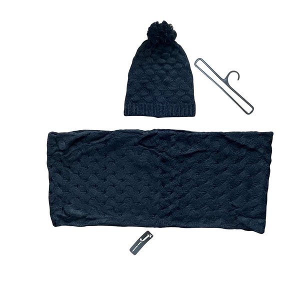 WOMENS BLACK LIGHT WEIGHT KNITTED BEANIE & INFINITY SCARF SET - SZ: OS - Picture 3 of 5
